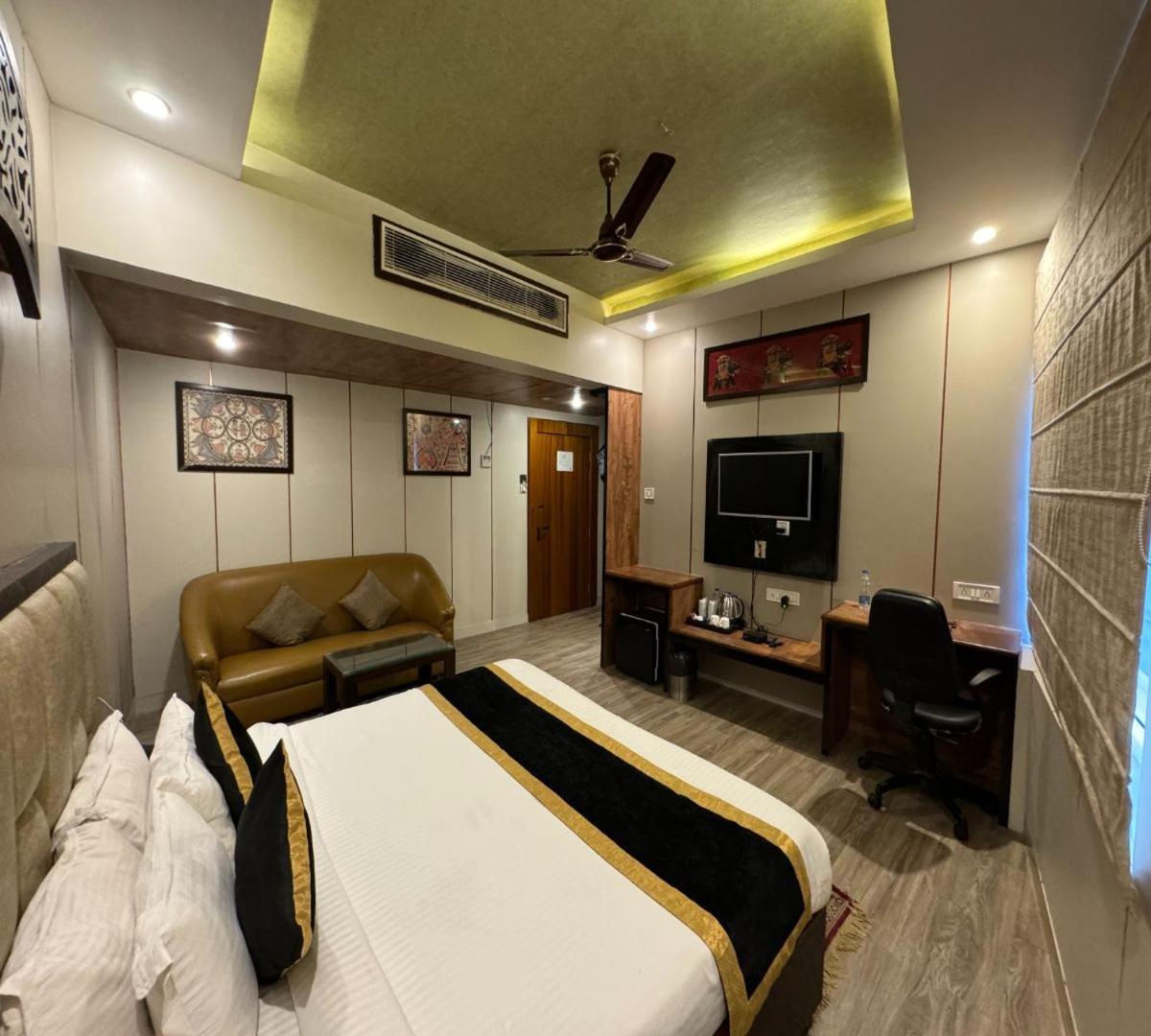 Hotel Runway Inn Pura Raghunāth Zewnętrze zdjęcie