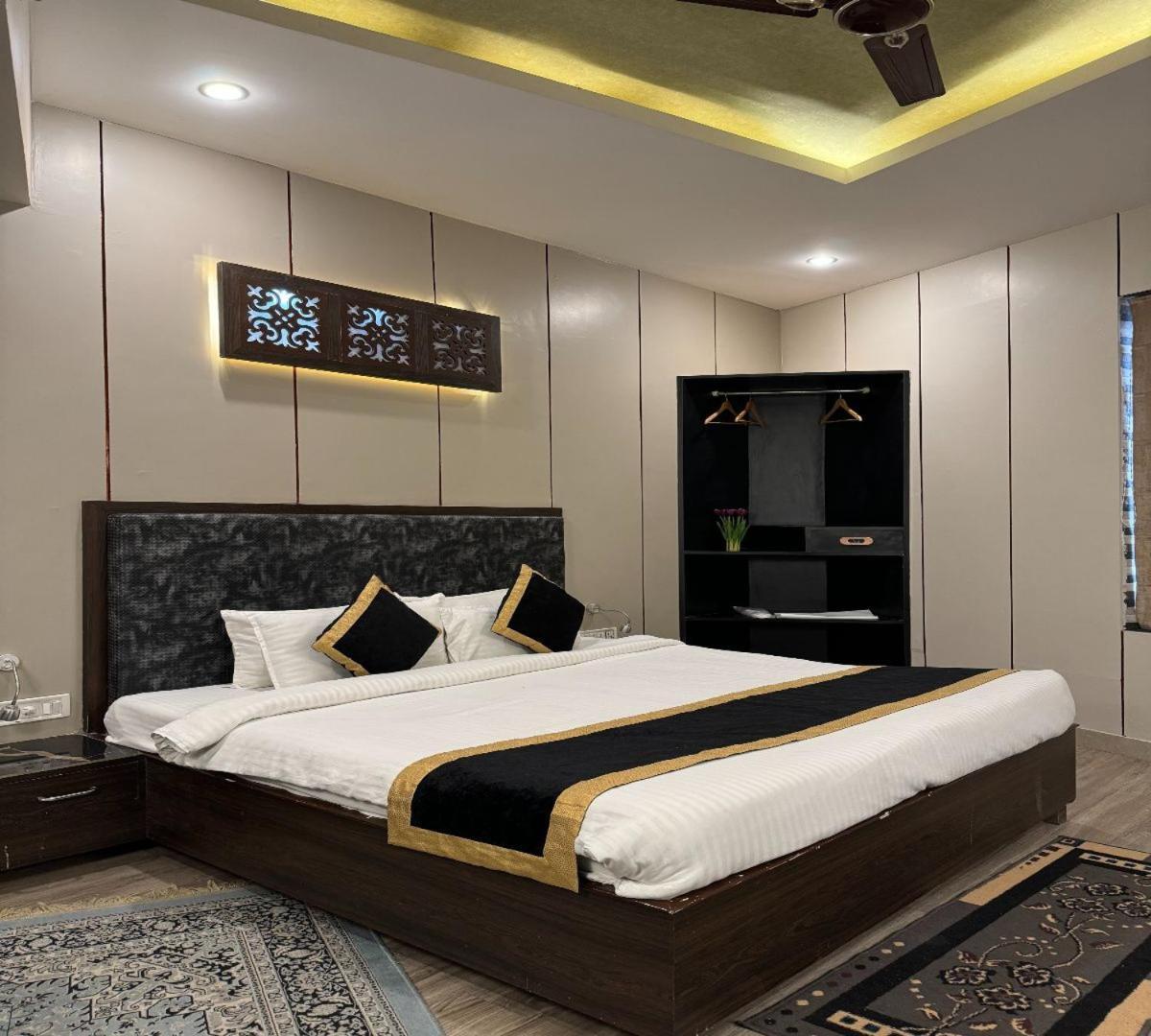 Hotel Runway Inn Pura Raghunāth Zewnętrze zdjęcie