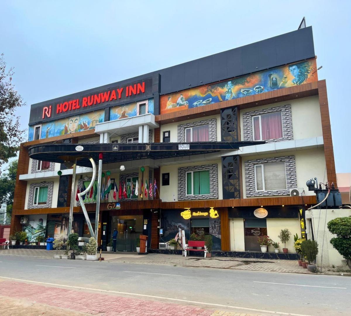 Hotel Runway Inn Pura Raghunāth Zewnętrze zdjęcie